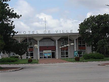 Côte d’Ivoire/ Yamoussoukro face au défi de la relève générationnelle : Quelle personnalité idéale pour incarner le développement local ?